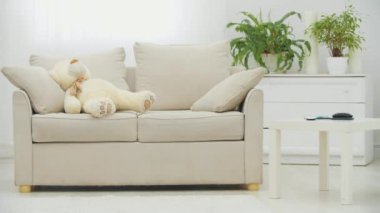 Pencereden güneş parlıyor, ama tatlı küçük kız geliyor, kanepeye uzanıyor, büyük oyuncak ayıyı kucaklıyor, uykuya dalıyor..