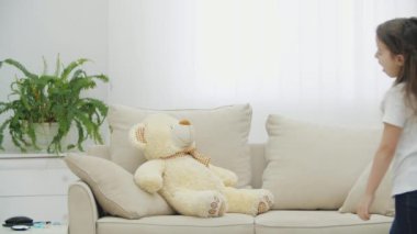 4k videoda küçük kız hafta sonu evde güneşli bir şekilde eğleniyor..