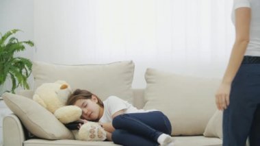 Annesinin sabah kızını uyandırmaya çalıştığı 4K video..