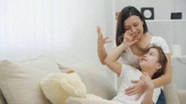 Annenin kızının saçını dağıttığı 4K video..