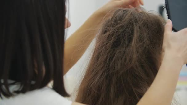 4k vídeo de mãe escovando o cabelo filhas . — Vídeo de Stock