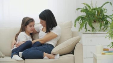 4k video anne sempati ve teselli üzgün kız sorun için ağlıyor.