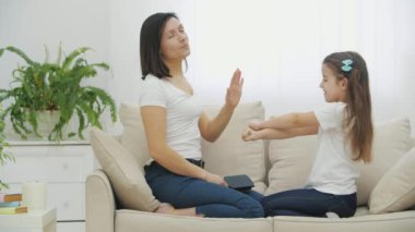 Annenin güzel kızına saç yaptığı 4K video..