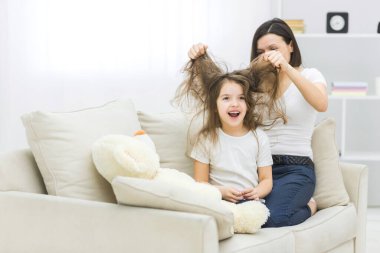 Sevimli küçük kızı ve güzel genç annesi oynuyorlar..