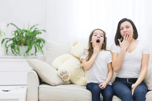 Foto de mamá y su hija que quieren dormir. — Foto de Stock