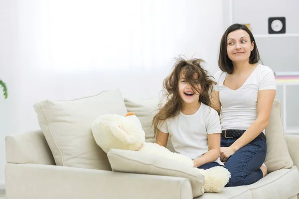 Foto de la niña con el pelo desordenado y su madre al lado. — Foto de Stock