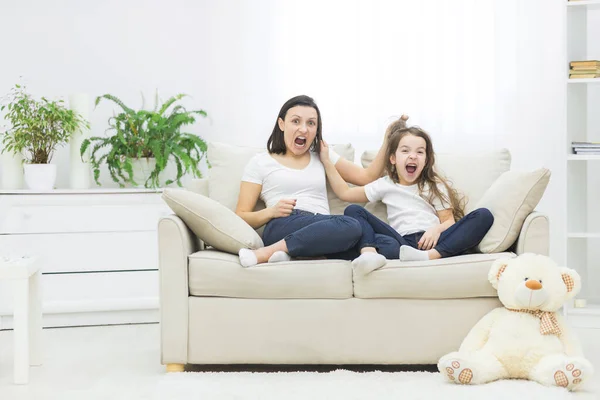 Foto von Mutter und Tochter nach Streit auf Sofa zu Hause. — Stockfoto