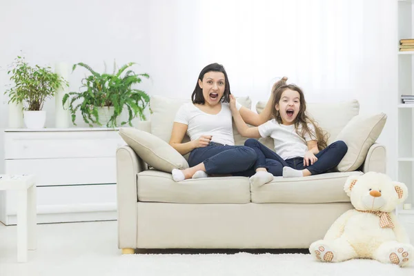 Фото матері і дочки після сварки на дивані вдома . — стокове фото