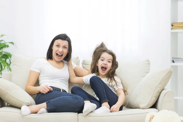 De cerca la foto de la madre y la hija después de la pelea en el sofá en casa. — Foto de Stock