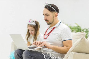 Babasının kızına dizüstü bilgisayar dersi verdiği fotoğraf..