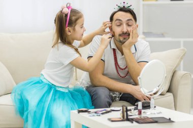 Sevimli küçük kızı ve taç giymiş yakışıklı babası birlikte oynuyorlar..