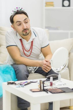 Beyaz arka planda aynaya bakan bir adamın fotoğrafı..