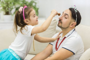 Babası için makyaj yapan kızının fotoğrafı..