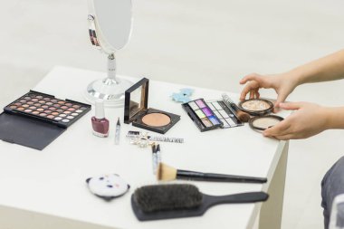 Dekoratif kozmetik setinin üst görünümü.