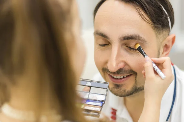 Foto der Tochter beim Make-up für ihren Papa. — Stockfoto