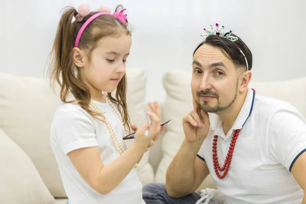 Foto de la hija haciendo maquillaje para su papá. —  Fotos de Stock