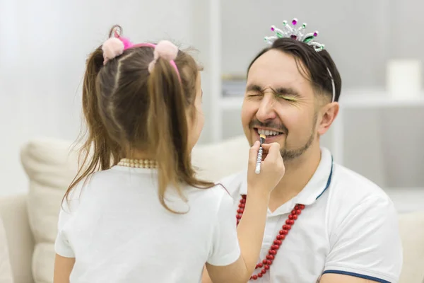 Foto de padre pasando tiempo en casa con su linda hija. —  Fotos de Stock