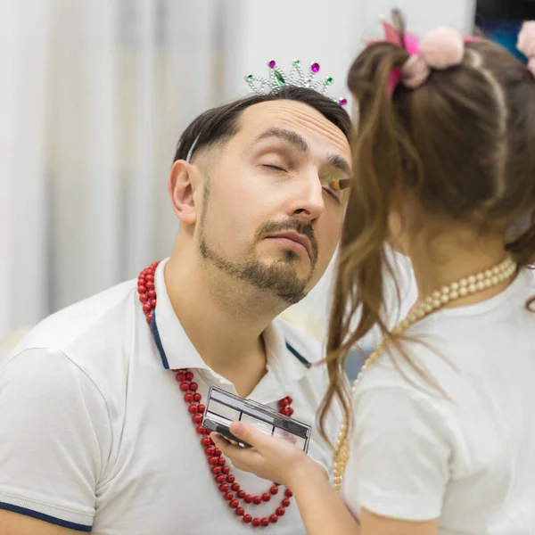 Photo de père passant du temps à la maison avec sa jolie petite fille. — Photo