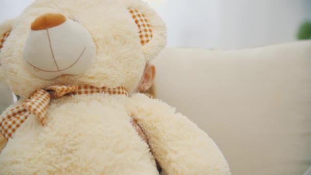 4k慢镜头特写小女孩抱着毛绒玩具熊. — 图库视频影像