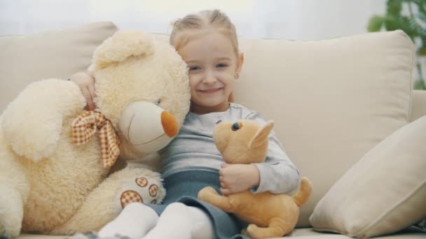 4k slow motion video de niña con peluche juguetes mirando a la cámara. — Vídeos de Stock