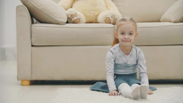 4k zpomalení video malé blondýny sedící na podlaze říkat ne. — Stock video