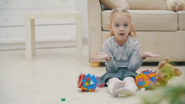 4k lassított felvétel a kislányról, aki új játékokat követel. — Stock videók