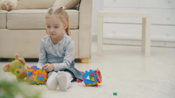 4k slow motion video de niña exigiendo nuevos juguetes. — Vídeos de Stock