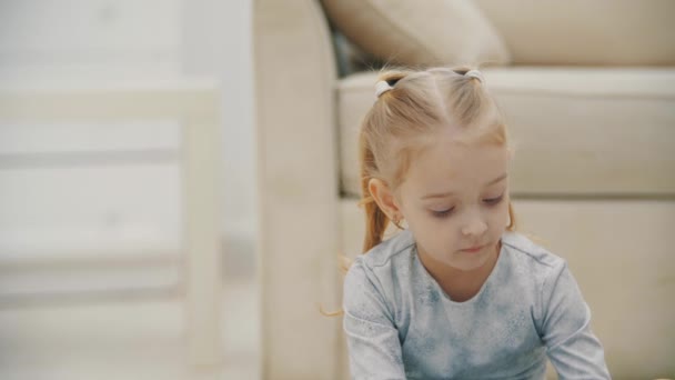 4k rallentatore video di bambina con gli occhi azzurri guardando la fotocamera. — Video Stock