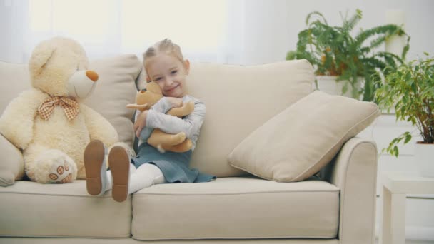 4k lassított felvétel kislányról, ahogy ölelgeti a játékait. — Stock videók