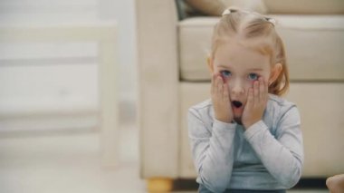 Yerde yatan küçük kızın 4K videosu çok heyecanlı görünüyor..