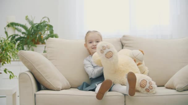 4k видео маленькой девочки, обнимающей игрушку плюшевого медведя. — стоковое видео