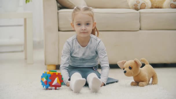 4k video di allegra ragazza che gioca sul pavimento. — Video Stock