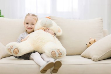 Kanepede kucak kucak açan küçük kız..