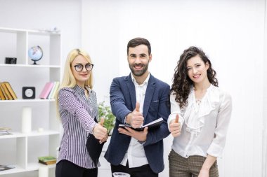 Ofisteki üç işçinin fotoğrafını kapat..