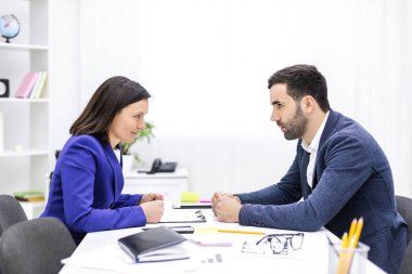İş ortağının fotoğrafı. Ofiste bir anlaşma yap..