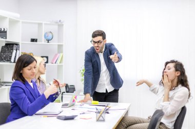 Bir grup iş ortağı ofiste fikir alışverişinde bulunuyor..