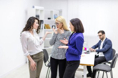 Ofiste ciddi bir iş görüşmesi fotoğrafı..