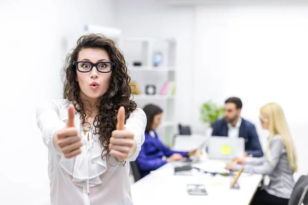 Foto de una mujer de negocios mostrando pulgares en frente de su equipo. —  Fotos de Stock