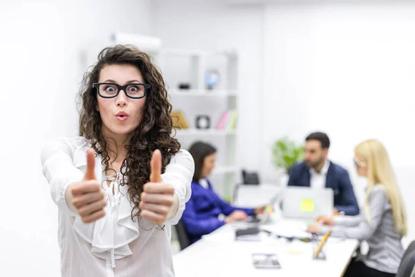 Foto de una mujer de negocios mostrando pulgares en frente de su equipo. —  Fotos de Stock