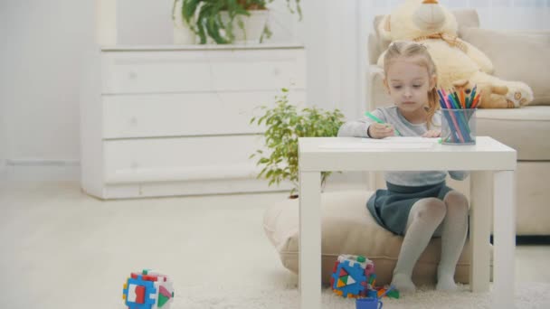 4k wideo z małą córeczką odrabiającą lekcje w domu. — Wideo stockowe