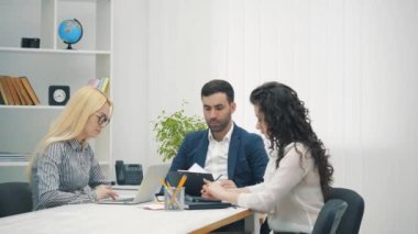 İş arkadaşlarının iş yerinde iş birliği yaparken konuştuğu 4k video..