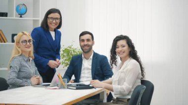 Meslektaşların ofis eğitimi sunum seminerinde liderlik fikirlerini paylaştığı 4k video.