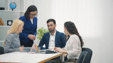 Meslektaşların ofis eğitimi sunum seminerinde başparmaklarını gösterdikleri 4k video.
