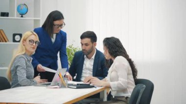 Meslektaşların ofis eğitimi sunum seminerinde el salladıkları 4k video..