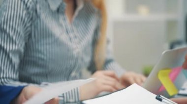 Ofiste otururken el sıkışma ve ortaklık anlaşmalarının 4k videosu.