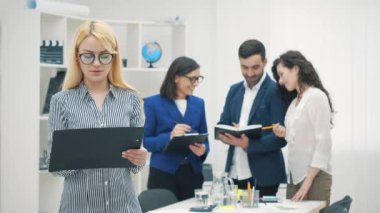 Ofiste çalışan çeşitli şirket çalışanlarının 4k videosu.