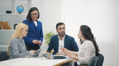 İş yerindeki dost canlısı yaratıcı iş arkadaşlarının 4k yavaş çekim videosu.