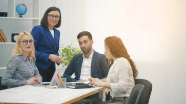 İş yerindeki dost canlısı yaratıcı iş arkadaşlarının 4k yavaş çekim videosu.