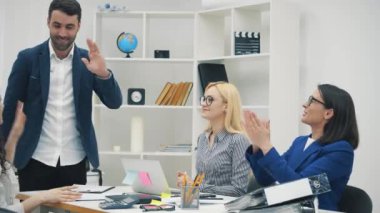 Şirket geliştirme stratejisini açıklayan motive erkek takım liderinin 4k yavaş videosu.