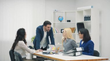 Şirket geliştirme stratejisini açıklayan motive erkek takım liderinin 4k yavaş videosu.